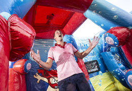 IPS Ninja Splash inflatable met een waterspuit voor zowel jong als oud bestellen. Koop opblaasbare IPS Ninja attracties nu online bij JB Inflatables Nederland 