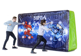 Unieke IPS Splash Wall - Ninja theme - actiefoto met een waterspuit aan de bovenkant kopen voor zowel jong als oud. Bestel opblaasbare IPS Splash Walls nu online bij JB Inflatables Nederland 