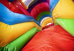 Koop middelmatig opblaasbare multiplay springkussen in superblocks thema met glijbaan voor kinderen. Bestel opblaasbare springkussens online bij JB Inflatables Nederland