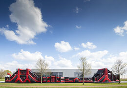 Bestel een 40 meter lange opblaasbare rood zwarte mega alligator stormbaan. Koop opblaasbare stormbanen nu online bij JB Promotions Nederland