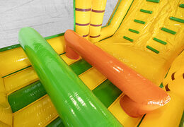 Hindernisbaan 13.5 meter lang in thema jungle met passende 3D objecten voor kinderen kopen. Bestel opblaasbare stormbanen nu online bij JB Inflatables Nederland