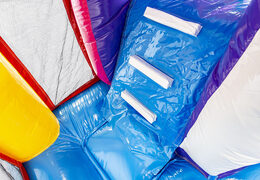 Multiplay flamingo springkasteel met een glijbaan, leuke objecten op het springvlak en opvallende 3D objecten kopen voor kids. Bestel opblaasbare springkastelen online bij JB Inflatables Nederland