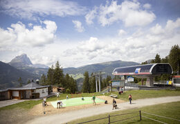 Opblaasbare thema St. Vigil Airmountain op maat gemaakt voor kinderen. Koop opblaasbare springbergen bij JB Inflatables Nederland