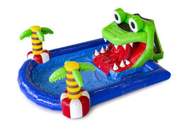 Minipark springkasteel met waterglijbaan en zwembad in krokodil thema bestellen voor kids. Koop springkastelen online bij JB Inflatables Nederland