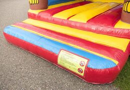 Standaard springkussen in opvallende kleuren te koop voor kinderen met bovenop een groot 3D object van een aap. Koop springkussens online bij JB Inflatables Nederland