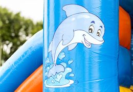 Midi overdekt multifun springkasteel met glijbaan kopen in een kleuren combinatie van blauw geel en oranje en in thema seaworld voor kinderen. Koop springkastelen online bij JB Inflatables Nederland