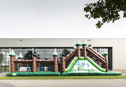 Haal uw unieke 17 meter brede stormbaan in winter thema met 7 spelelementen en kleurrijke objecten nu voor kinderen. Bestel opblaasbare stormbanen bij JB Inflatables Nederland