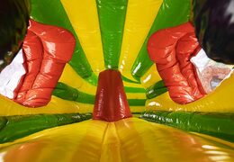 Overdekt kruiptunnel luchtkussen in thema gorilla kopen met obstakals, een klimhelling en glijhelling voor kinderen. Bestel luchtkussens online bij JB Inflatables Nederland