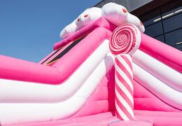 Opblaasbaar springkasteel in thema candyworld met glijbanen en leuke obstakels met prints bestellen voor kinderen. Koop springkastelen online bij JB Inflatables Nederland 
