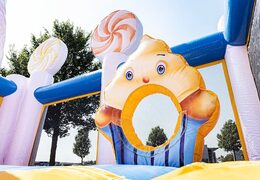 Koop groot opblaasbaar springkasteel in thema candyland met meerdere glijbanen en allerlei leuke obstakels met prints die bij het thema passen voor kinderen. Bestel springkastelen online bij JB Inflatables Nederland 