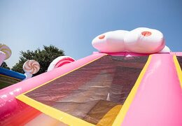 Candyworld luchtkussen met glijbanen, obstakelsn met leuke candy-themed prints bestellen voor kids. Koop luchtkussens online bij JB Inflatables Nederland 