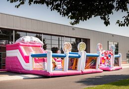 Opblaasbaar springkasteel in thema candyworld met meerdere glijbanen en allerlei leuke obstakels met prints die bij het thema passen kopen voor kids. Bestel springkastelen online bij JB Inflatables Nederland 