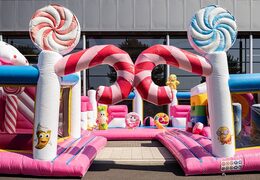 Bounce World Candyland springkasteel met meerdere glijbanen en allerlei leuke obstakels met candyland prints bestellen voor kinderen. Koop springkastelen online bij JB Inflatables Nederland 