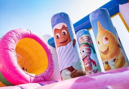Candyworld springkussen met glijbanen, obstakelsn met leuke candy-themed prints voor kinderen kopen. Bestel springkussens online bij JB Inflatables Nederland 