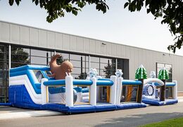 Opblaasbaar springkasteel in thema Frozen met meerdere glijbanen en allerlei leuke obstakels met prints die bij het thema passen kopen voor kids. Bestel springkastelen online bij JB Inflatables Nederland 