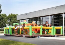 Gekleurde inflatable park in jungle thema bestellen voor kinderen. Koop springkastelen online bij JB Inflatables Nederland 
