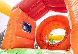 Koop groot opblaasbaar springkasteel in thema jungle met meerdere glijbanen en allerlei leuke obstakels met prints die bij het thema passen voor kinderen. Bestel springkastelen online bij JB Inflatables Nederland 