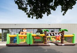 Opblaasbaar springkasteel in thema jungle met meerdere glijbanen en allerlei leuke obstakels met prints die bij het thema passen kopen voor kids. Bestel springkastelen online bij JB Inflatables Nederland 