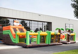 Bounce World jungle springkasteel met meerdere glijbanen en allerlei leuke obstakels met jungle prints bestellen voor kinderen. Koop springkastelen online bij JB Inflatables Nederland 