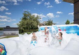 Groot opblaasbaar open bubble boarding park springkasteel met schuim bestellen in thema seaworld voor kinderen. Koop opblaasbare springkastelen online bij JB Inflatables Nederland