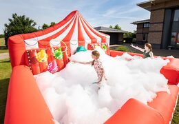 Groot opblaasbaar open bubble boarding springkussen met schuim kopen in thema carnaval circus clown voor kinderen