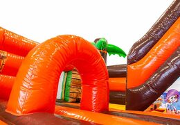 Springkasteel in thema piraat met een glijbaan, het 3D object op het springvlak en leuk piraat design kopen voor kinderen.  Koop springkastelen online bij JB Inflatables Nederland