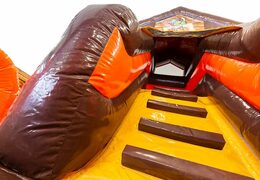 Multifunctioneel Funcity piraat springkasteel met een glijbaan, het 3D object op het springvlak en leuk piraat design kopen voor kinderen. Koop springkussens online bij JB Inflatables Nederland