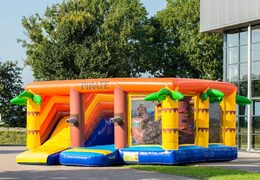 Opblaasbaar indoor springkussen in piraat thema met een glijbaan op het springvlak, klimtoren en leuke obstakels voor kids. Koop springkussens online bij JB Inflatables Nederland