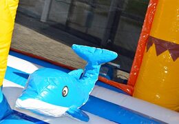 Bestel groot Indoor beach springkasteel met een glijbaan op het springvlak, klimtoren en leuke obstakels met prints in strand thema voor kids. Koop springkastelen online bij JB Inflatables Nederland