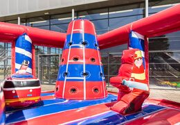 Koop een groot Indoor brandweer springkussen met een glijbaan op het springvlak, klimtoren en leuke obstakels met prints in brandweer thema voor kids. Bestel springkussens online bij JB Inflatables Nederland. 
