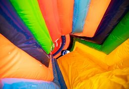 Kruiptunnel circus springkasteel met obstakals, een klimhelling en glijhelling voor kids bestellen. Koop springkastelen online bij JB Inflatables Nederland