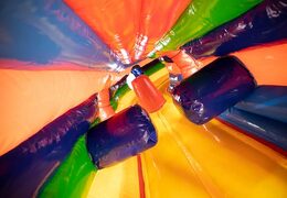 Circus kruiptunnel springkasteel met obstakals, een klimhelling en glijhelling voor kids bestellen. Koop springkastelen online bij JB Inflatables Nederland