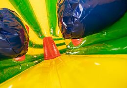 Inflatable kruiptunnel springkasteel in krokodil thema met obstakals, een klimhelling en glijhelling voor kinderen gebruiken. Koop springkastelen online bij JB Inflatables Nederland