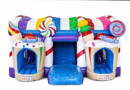 Multiplay XXL Candyland springkasteel in een uniek design met twee ingangen, een glijbaan in het midden en 3D objecten bestellen voor kids. Koop springkastelen online bij JB Inflatables Nederland
