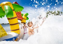Bubble park Hawaii met een schuimkraan kopen voor kids. Bestel opblaasbare springkastelen bij JB Inflatables Nederland