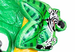 Groot opblaasbaar overdekt Jungleworld multiplay springkasteel met glijbaan bestellen in lego thema voor kids. Koop springkastelen online bij JB Inflatables Nederland