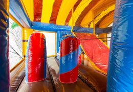 Springkussen in piraat thema met een glijbaan en 3D objecten bestellen voor kids. Koop springkastelen online bij JB Inflatables Nederland