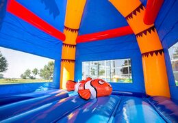Opblaasbaar overdekt multiplay maxifun super springkussen met glijbaan kopen in thema clownvis nemo seaworld voor kinderen. Bestel springkussens online bij JB Inflatables Nederland