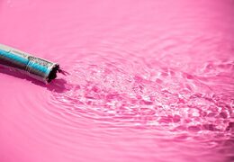 Koop opblaasbaar multiplay springkasteel in thema flamingo met of zonder bad voor kinderen bij JB Inflatables Nederland. Bestel springkastelen online bij JB Inflatables Nederland