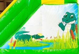 Overdekt opblaasbaar multiplay springkasteel kopen in thema krokodil voor kids bij JB Inflatables Nederland. Bestel springkastelen online bij JB Inflatables Nederland