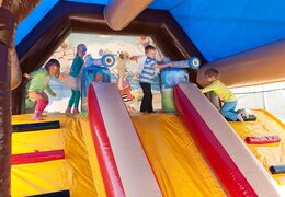 Koop shooting combo piraat springkasteel met schiet spel en glijbaan voor kinderen. Bestel springkastelen online bij JB Inflatables Nederland