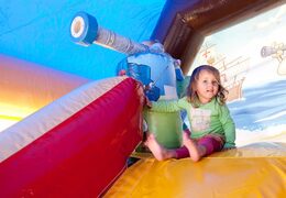 Bestel shooting combo piraat luchtkussen overdekt met kanon spel en glijbaan voor kinderen. Koop luchtkussens online bij JB Inflatables Nederland 