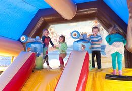 Bestel shooting combo piraat springkasteel overdekt met kanon spel en glijbaan voor kinderen. Koop opblaasbare springkastelen online bij JB Inflatables Nederland