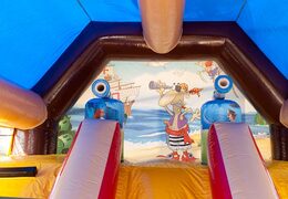 Koop shooting combo piraat springkasteel met schiet spel en glijbaan voor kinderen. Bestel opblaasbare springkastelen online bij JB Inflatables Nederland