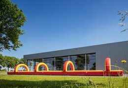 20 meter lange opblaasbare dubbele buischuifbaan kopen. Bestel opblaasbare buikschuifbanen nu online bij JB Inflatables Nederland