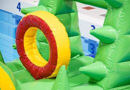 inflatable waterstormbaan te huur in zwembad met thema krokodil voor kinderen