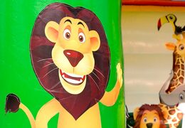 Midi springkasteel in een kleuren combinatie van geel groen en oranje te koop in jungle thema voor kinderen. Koop springkastelen online bij JB Inflatables Nederland