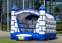 Klein overdekt springkasteel in een kleuren combinatie van blauw en wit in kasteel thema voor kinderen te koop. Bestel springkastelen nu online bij JB Inflatables Nederland