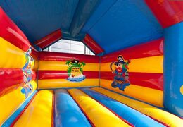 Koop standaard springkastelen met een 3D object van een piraat aan de bovenkant voor kinderen. Bestel springkastelen online bij JB Inflatables Nederland