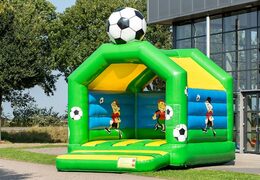 Standaard springkastelen te koop in opvallende kleuren met bovenop een groot 3D object in de vorm van een voetbal voor kinderen. Koop overdekt springkastelen online bij JB Inflatables Nederland